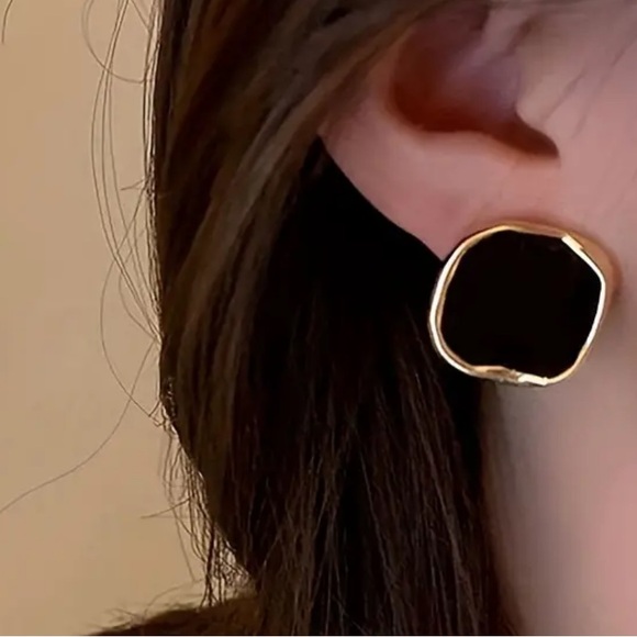 NWT Black Square Stud Earrings - Picture 3 of 8